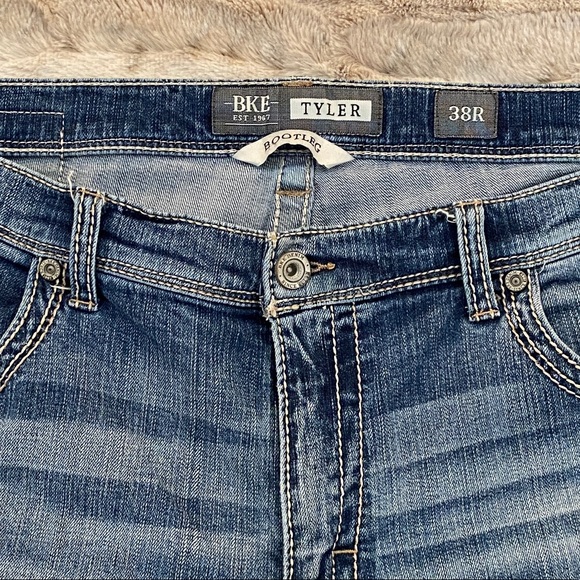 BKE Buckle brand Tyler bootleg Jeans. These jeans are in great condition! 38R - Picture 2 of 6